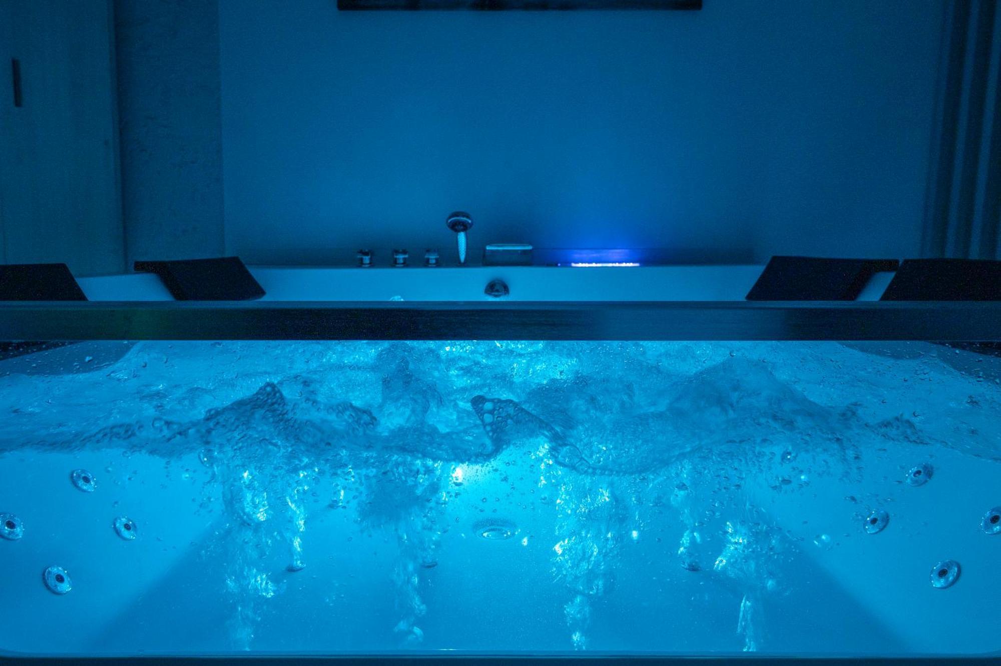 Premium Jacuzzi Suite At The City Center, By Aqua Platinum Tesalonika Bagian luar foto
