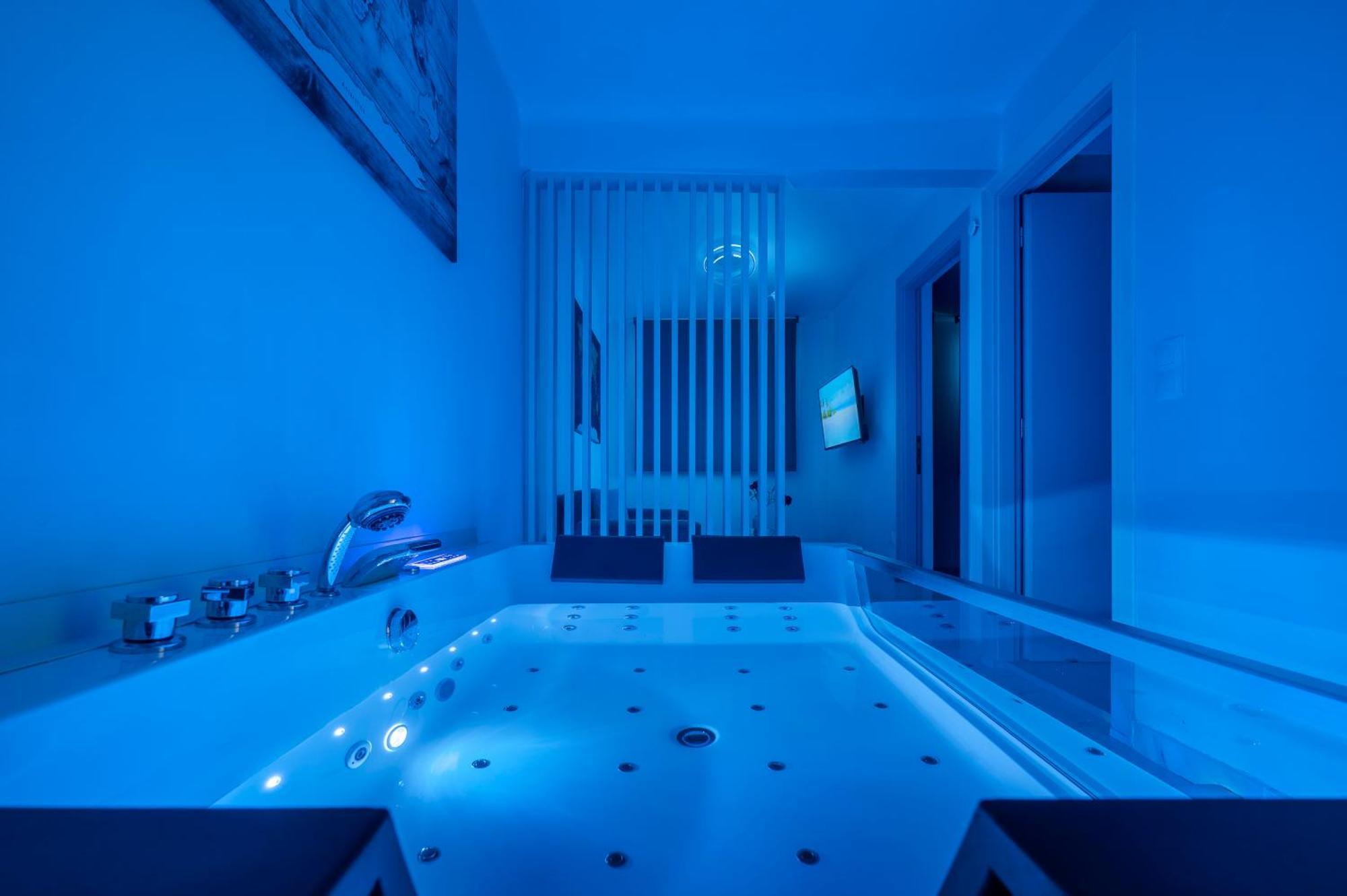 Premium Jacuzzi Suite At The City Center, By Aqua Platinum Tesalonika Bagian luar foto