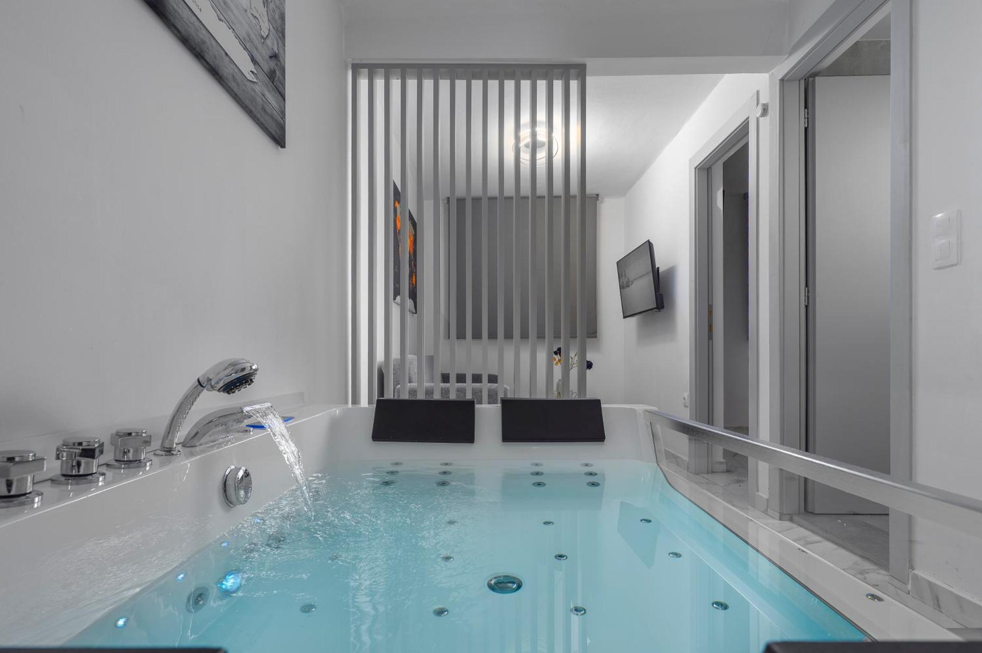 Premium Jacuzzi Suite At The City Center, By Aqua Platinum Tesalonika Bagian luar foto