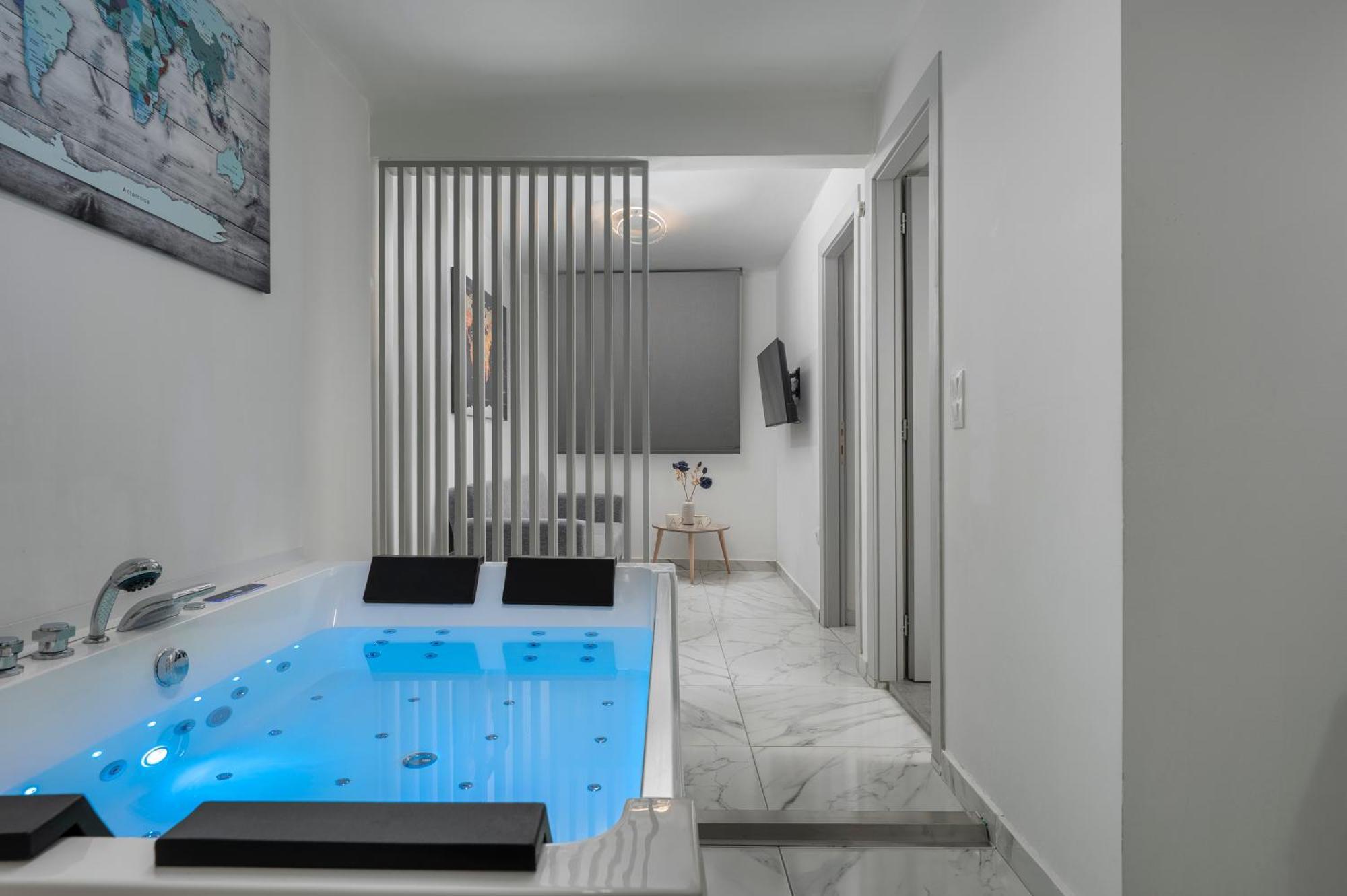 Premium Jacuzzi Suite At The City Center, By Aqua Platinum Tesalonika Bagian luar foto
